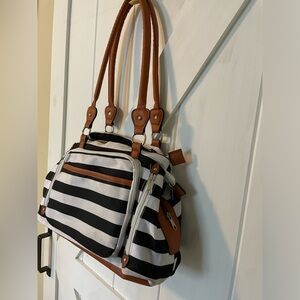 Nautical, boater vibes! Striped handbag, lots of pockets! Summer, vacation ready